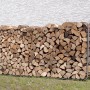 wolfcraft Kaminholzregal gefüllt mit Holzscheiten vor einer weißen Wand.