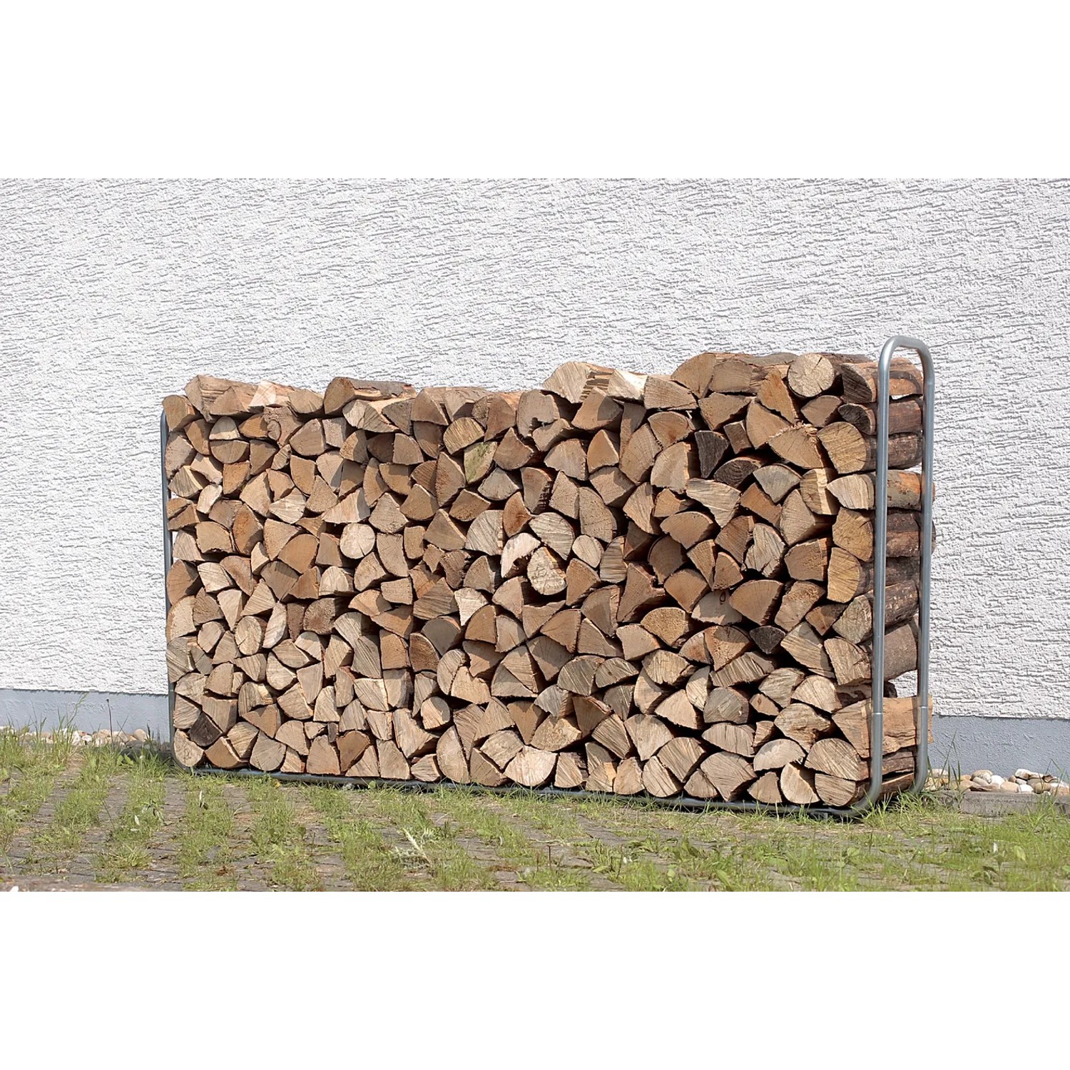 wolfcraft Kaminholzregal gefüllt mit Holzscheiten vor einer weißen Wand.