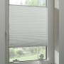 Weißes Gardinia Plissee Concept Thermo zur Abdunklung am Fenster montiert.