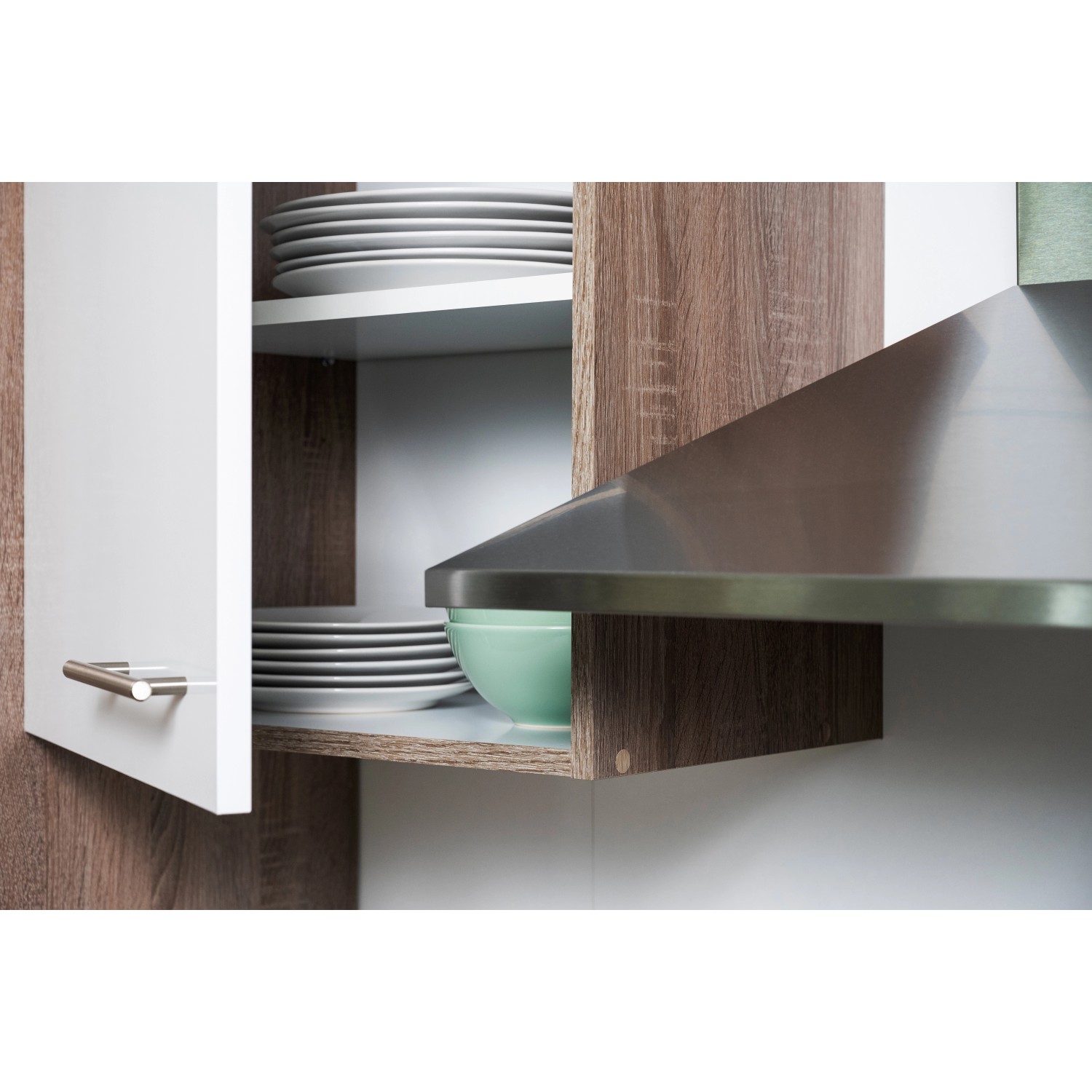 Detailansicht Winkelküche in Weiß und Eiche York Nachbildung mit Geschirr und Dunstabzugshaube.