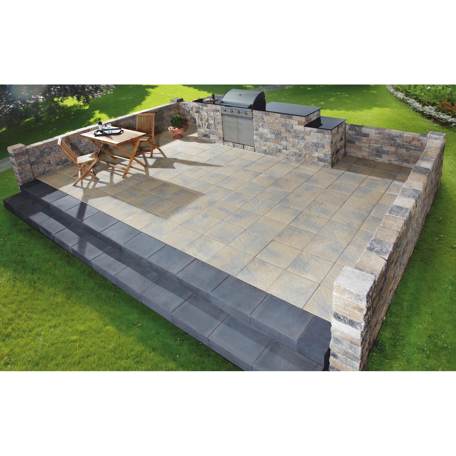 Premac Blockstufe Anthrazit (50x35x15 cm) als Treppe zu einer Terrasse mit Grillplatz.