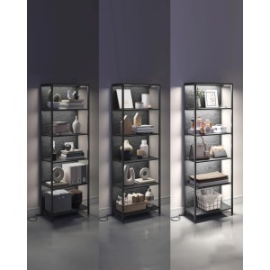 Schwarzes Songmics Bücherregal Barnet mit LED-Beleuchtung und 6 Ebenen, gefüllt mit Deko.