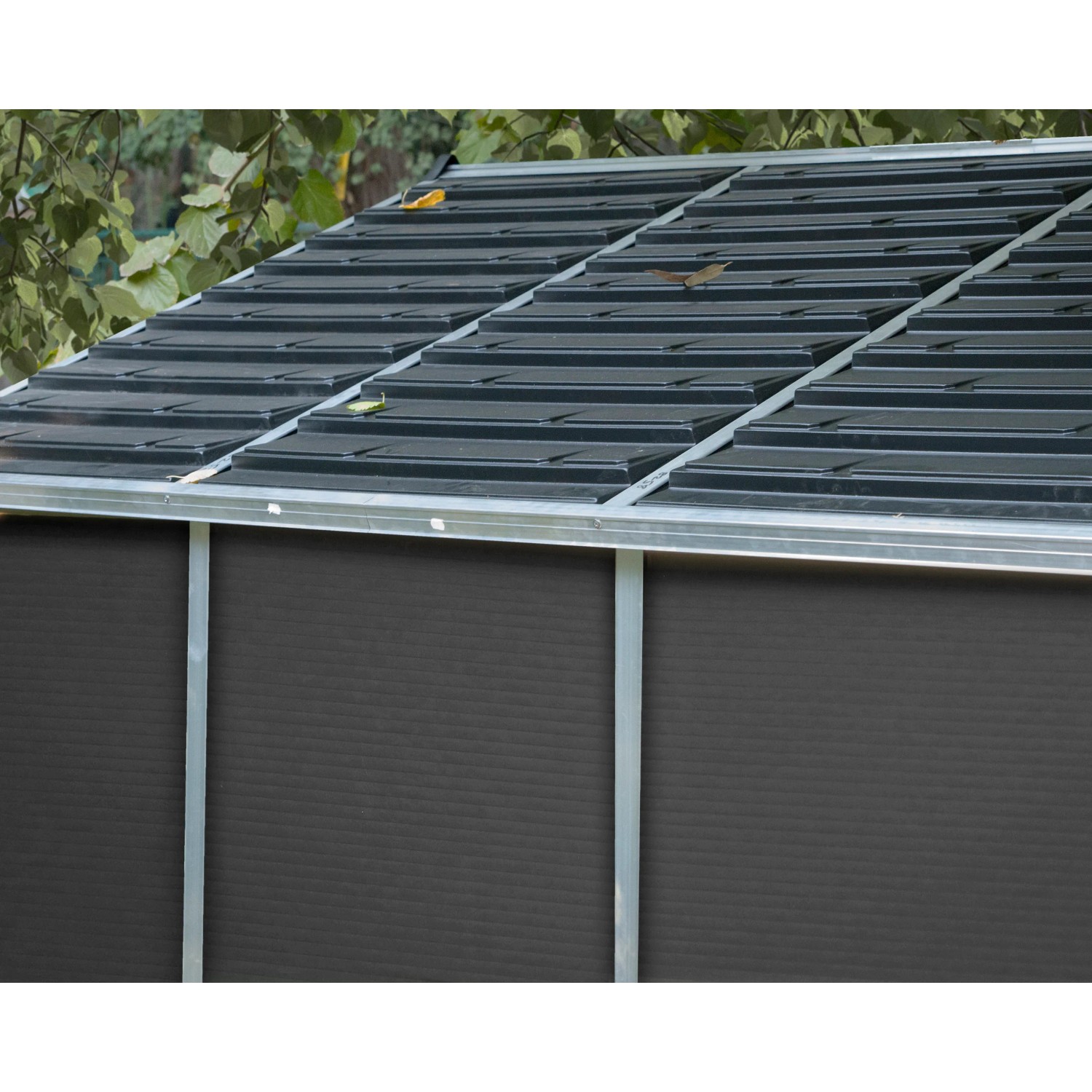 Detailansicht des grauen Palram - Canopia Gerätehauses Rubicon mit Polycarbonatplatten und Aluminiumrahmen.