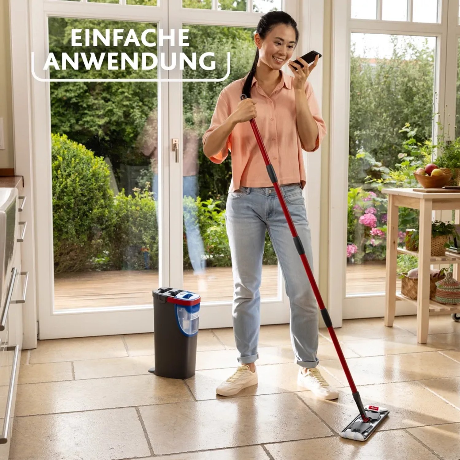 Frau nutzt Vileda H2PrO Flachwischer Set mit Eimer zur Bodenreinigung.