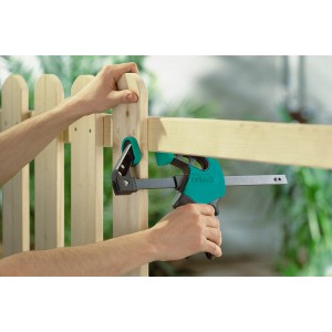 Anwendung der wolfcraft Einhandzwinge EHZ Easy 75-150 beim Bau eines Holzzauns.