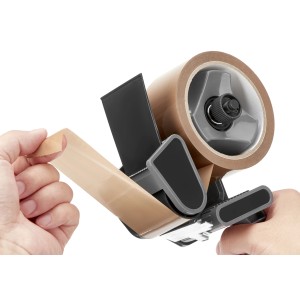 Packbandabroller mit braunem Packband (66m x 50mm) in Verwendung.