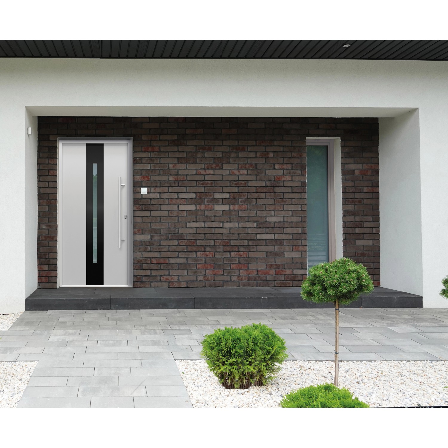 Graue Sicherheits-Haustür ThermoSpace Dublin RC2 mit Glaseinsatz und Edelstahlgriff vor Hauswand.