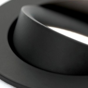 Schwarzer, runder Aluminium Einbaustrahler GU10, Ø 9cm, schwenkbar. Für gezielte Beleuchtung von Räumen.