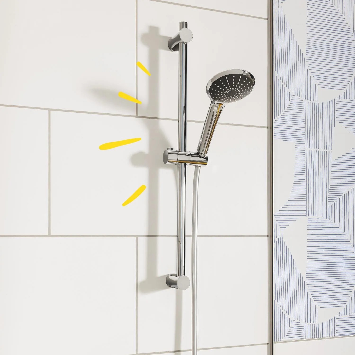 Grohe QuickFix Brausestangenset Vitalio Joy 110 Mono Chrom an weißer Wand.