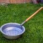 GuC Maronipfanne aus Stahl mit langem Holzstiel, ideal für Grillabende.