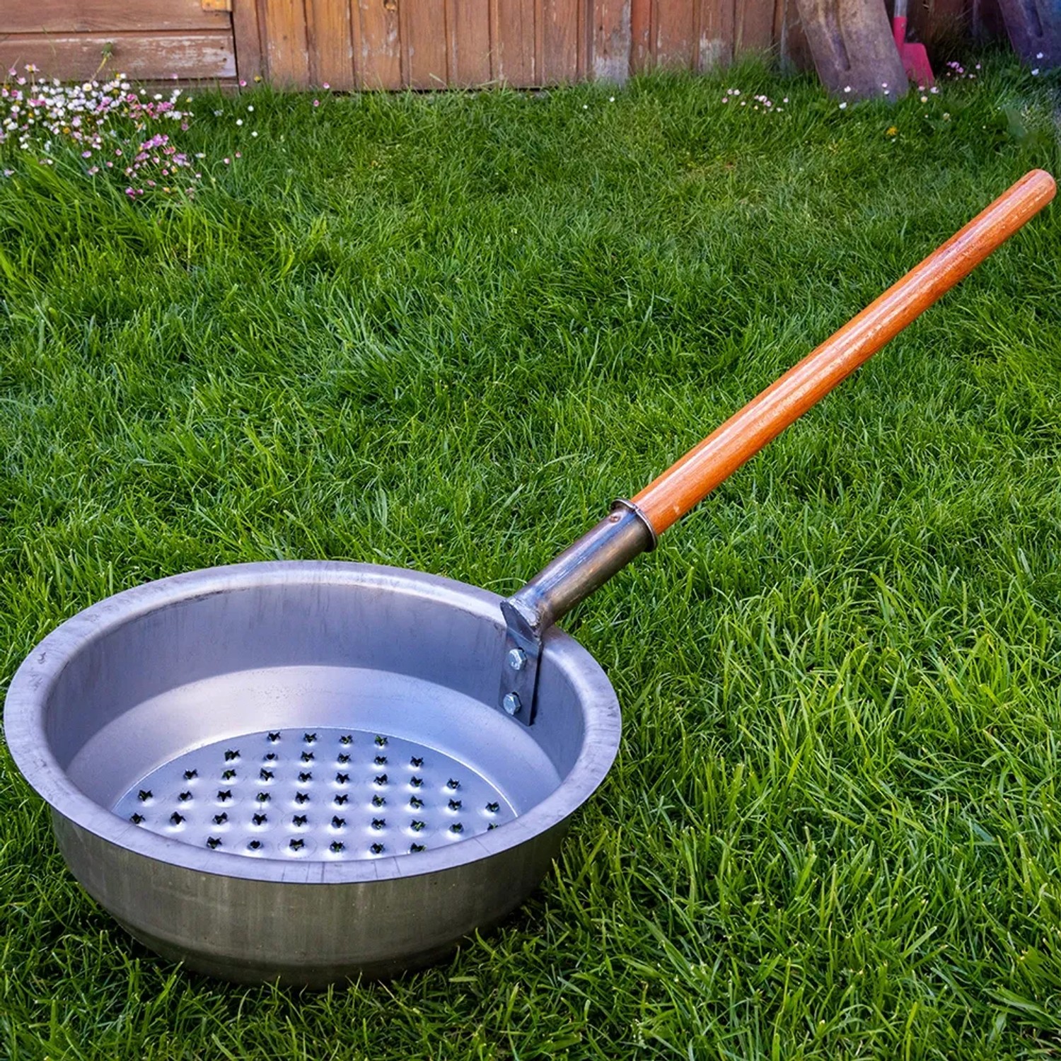 GuC Maronipfanne aus Stahl mit langem Holzstiel, ideal für Grillabende.