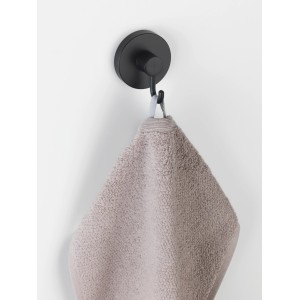Wenko Handtuchhaken Vacuum-Loc, 2er Set, schwarz, mit beigem Handtuch an weißer Wand.