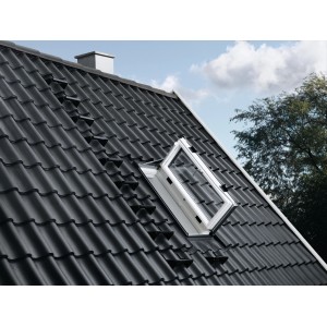Geöffnetes Velux Wohnausstiegsfenster GXU CK06 im Dach, Holzrahmen, 55x118 cm.