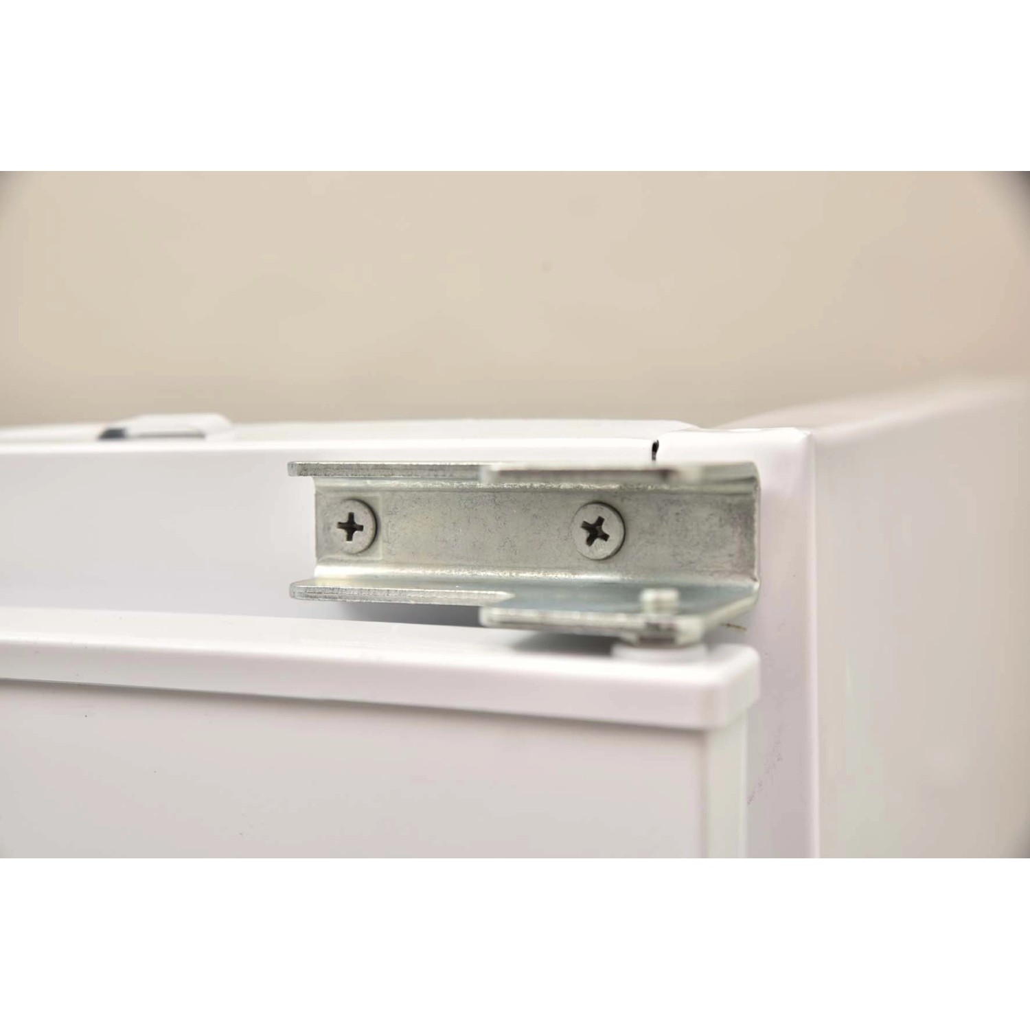 Detailaufnahme: Montage einer Respekta Küchenzeile in Weiß mit silberfarbenen Beschlägen.