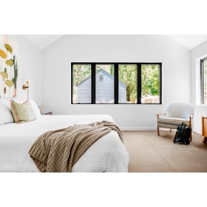 Verlegtes Feinsteinzeug Bodenfliese, matt glasiert, 60x60 cm, im Schlafzimmer mit Bett und Sessel.