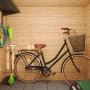 Innenansicht: Timbela Gartenhaus M310 mit Fahrrad und Gartengeräten. Holz-Gartenhaus für Geräte.