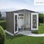 Biohort Metall-Gerätehaus Europa dunkelgrau-metallic im Garten, offene Türen zeigen Werkzeuge und Regale. 8,9 m².