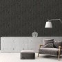 Vliestapete Trendwall 2 Uni in Schwarz-Grau mit Glanz-Effekt an Wohnzimmerwand.