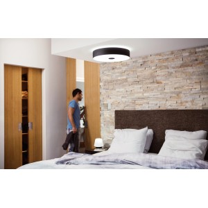 Schwarze Philips Hue Fair LED-Deckenleuchte mit Dimmschalter im Schlafzimmer.