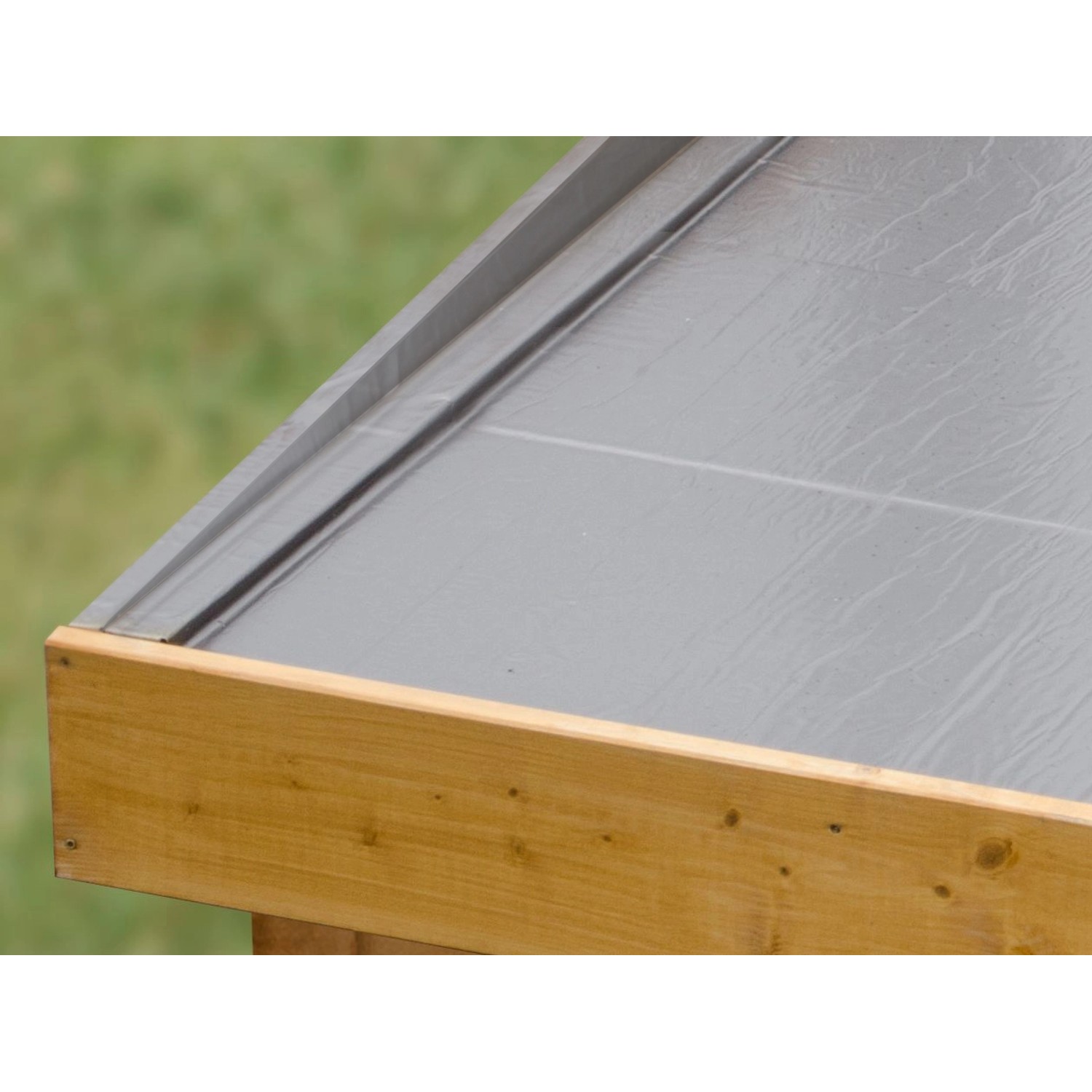 Detailaufnahme des Flachdachs vom Karibu Gartenhaus Dillen 1 aus naturbelassener Fichte.