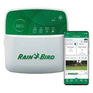 Rain Bird Steuergerät 6 Zonen mit WiFi, weiß-grün, neben einem Smartphone mit App-Steuerung.