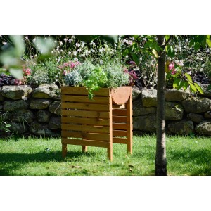 Bernsteinfarbenes Dobar Hochbeet (71x36x58cm) aus Holz im Garten mit Bepflanzung.