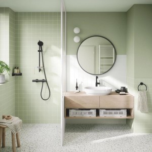 Mattschwarzes Grohe Vitalio Joy+ 120 Brausestangen-Set mit Handbrause, Schlauch und Thermostat im Bad.
