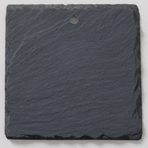 Quadratisches, dunkelgraues Boltze Dekoschild aus Schiefer, 10x10 cm, mit Loch zum Aufhängen.