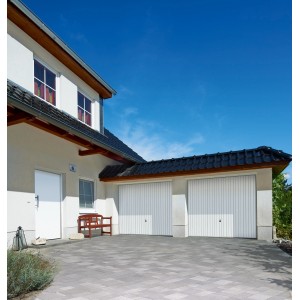 Weißes Hörmann Schwingtor Berry N80 M902 (225x192 cm) mit vertikaler Linienführung an einer Garage.