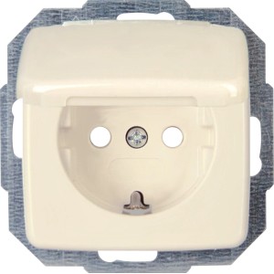 Kopp Steckdose Rivo cremeweiß mit Klappdeckel für erhöhten Berührungsschutz.