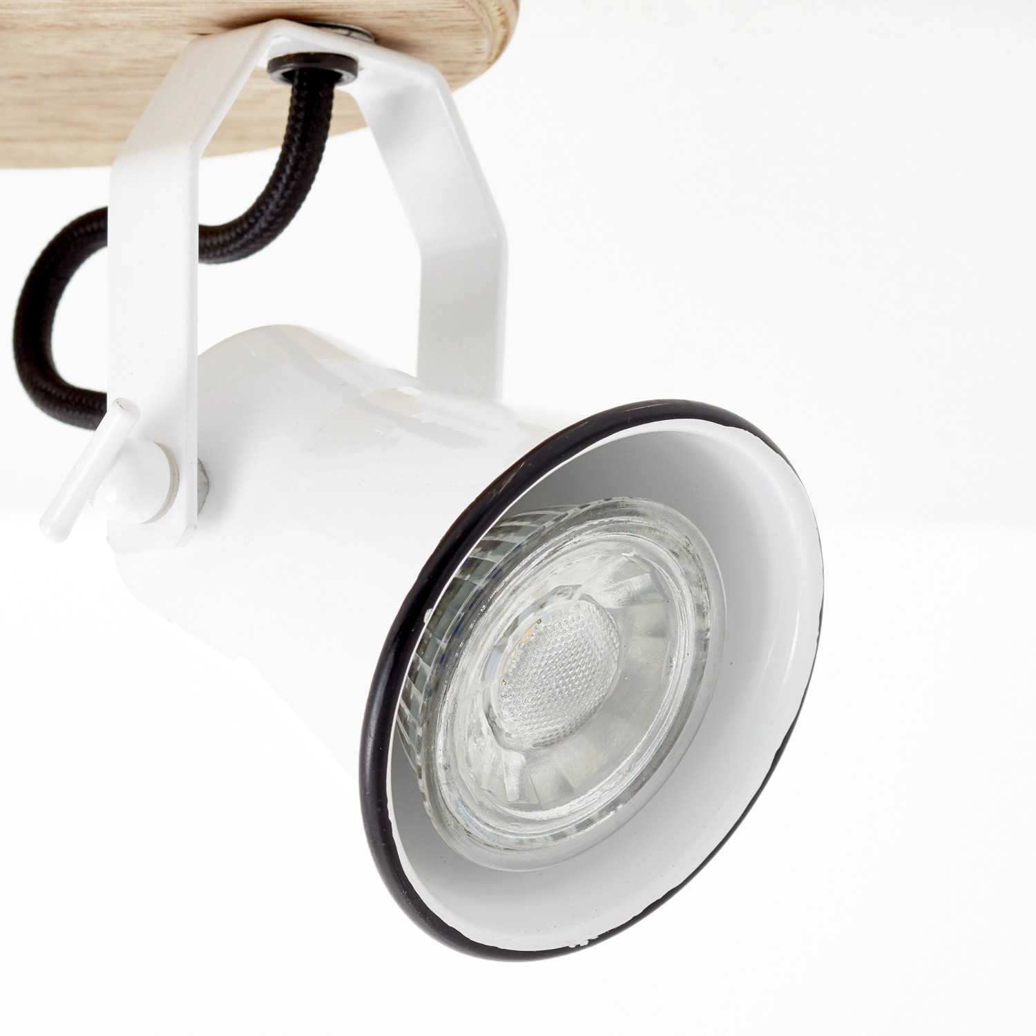 Detailaufnahme: Weißer Brilliant Spot 3er Seed GU10 Wandlampe mit Holzrondell.