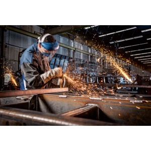Arbeiter mit Bosch Professional Winkelschleifer GWS 2200 J beim Schleifen von Metall.