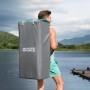 Mann mit Bestway SUP Board-Set Aqua Journey im Rucksack am See.