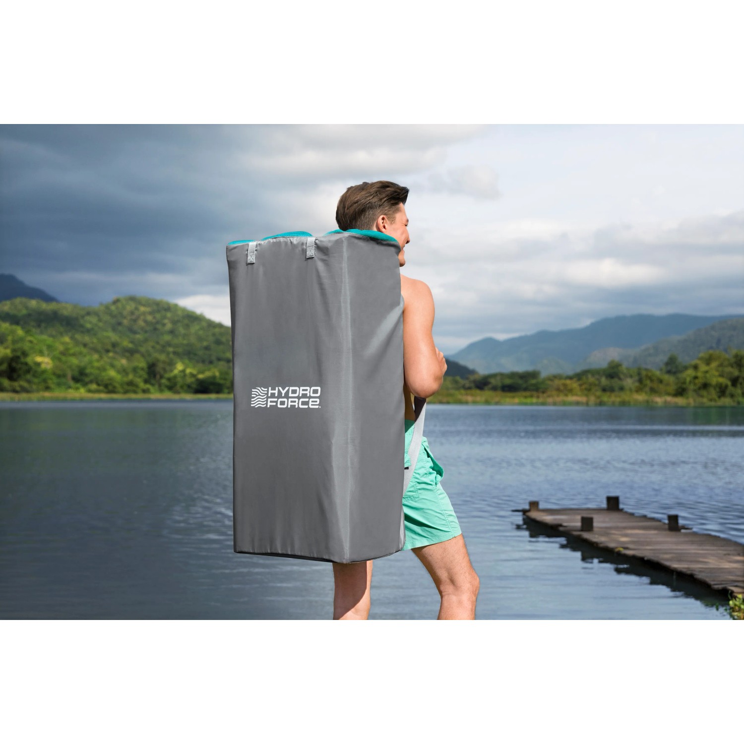 Mann mit Bestway SUP Board-Set Aqua Journey im Rucksack am See.