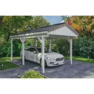 Weißer Skan Holz Carport Fichtelberg mit Dachlattung und geparktem Auto.