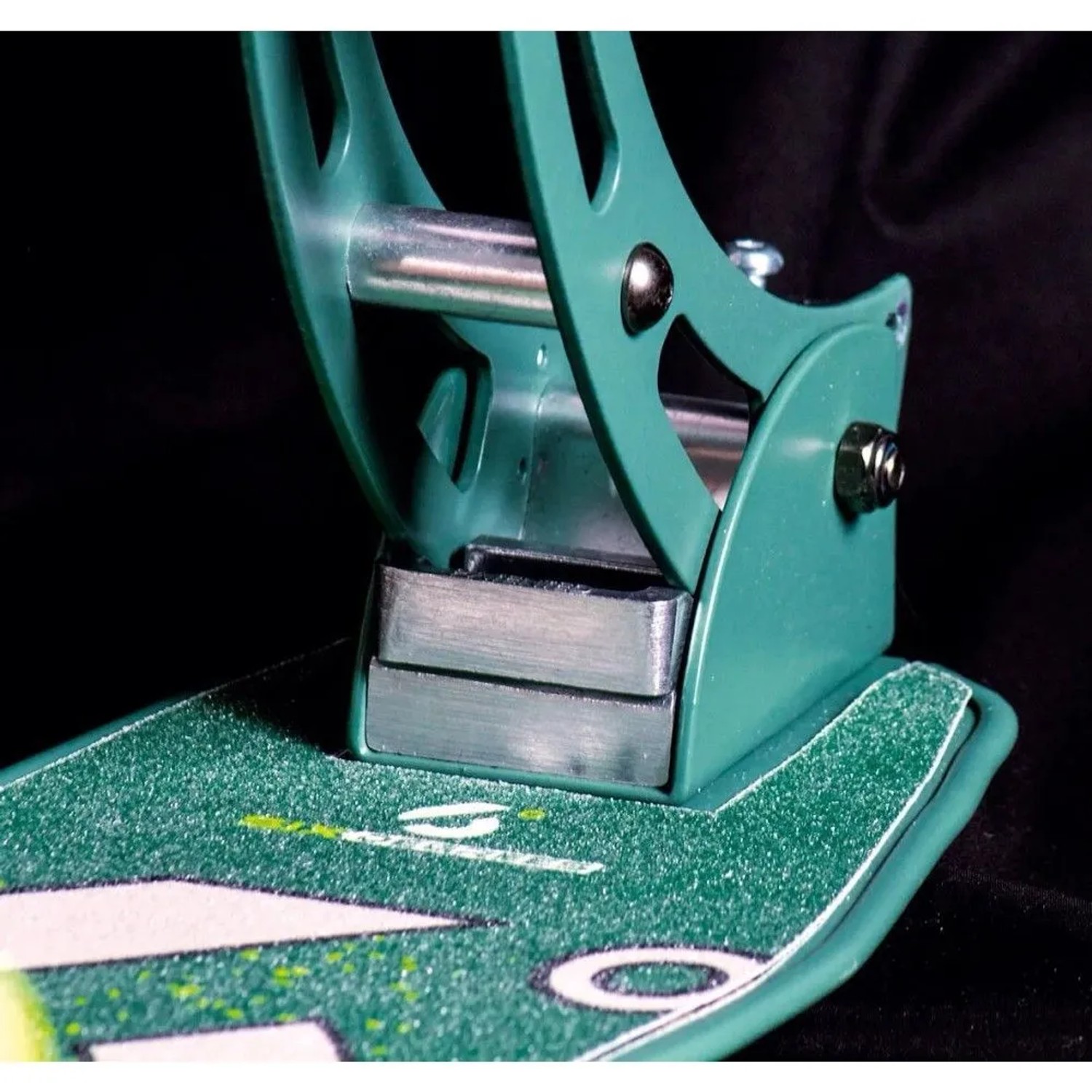 Grüner Six Degrees Aluminium Scooter: Detailansicht des Klappmechanismus und des Trittbretts mit Grip-Tape. Höhenverstellbar.