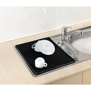Schwarze Wenko Abtropfmatte Maxi (40x30cm) neben einer Spüle mit Geschirr.