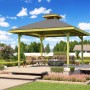 Weka Pavillon Gartenoase mit Dachaufsatz, 380x380 cm, im Garten mit Sitzgruppe.