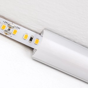 Aluminium Eckprofil für LED Streifen mit opalweißem Diffusor, teilweise bestückt. Ideal für 90°-Ecken.