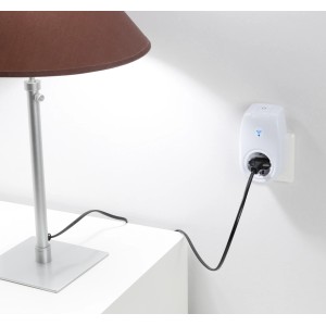 Weißer WLAN Stecker Schuko in Nutzung mit Lampe, Teil der Hausfunksteuerung.