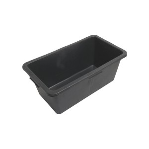 Schwarzer Mörtelkasten mit 65 l Fassungsvermögen und vier Handgriffen.
