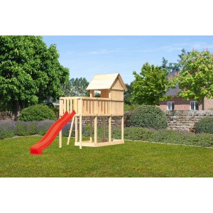 Karibu Stelzenhaus Frieda mit roter Rutsche und Anbauplattform im Garten.