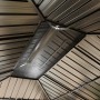 Detailaufnahme des anthrazitfarbenen Sojag Messina Pavillons, Fokus auf das Dach aus galvanisiertem Stahl.