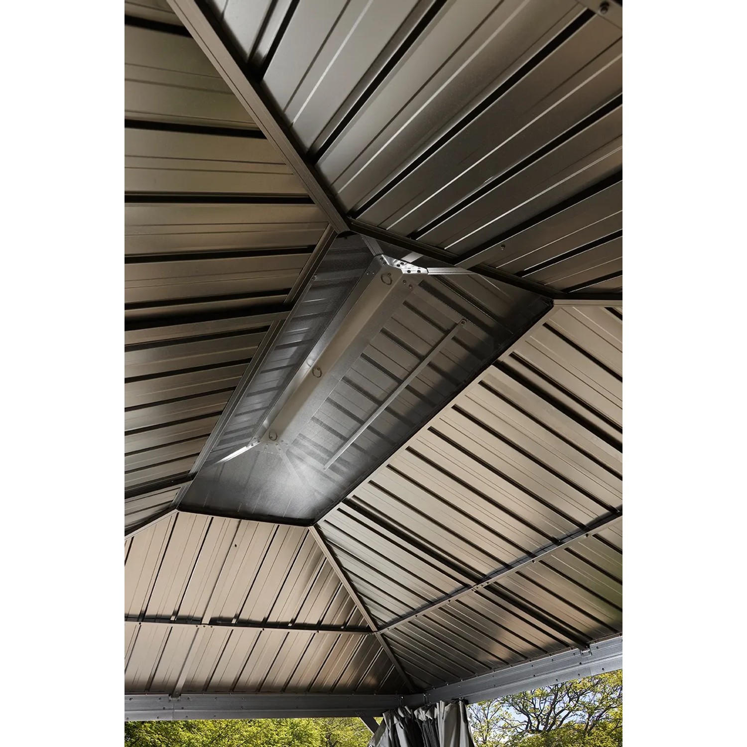 Detailaufnahme des anthrazitfarbenen Sojag Messina Pavillons, Fokus auf das Dach aus galvanisiertem Stahl.