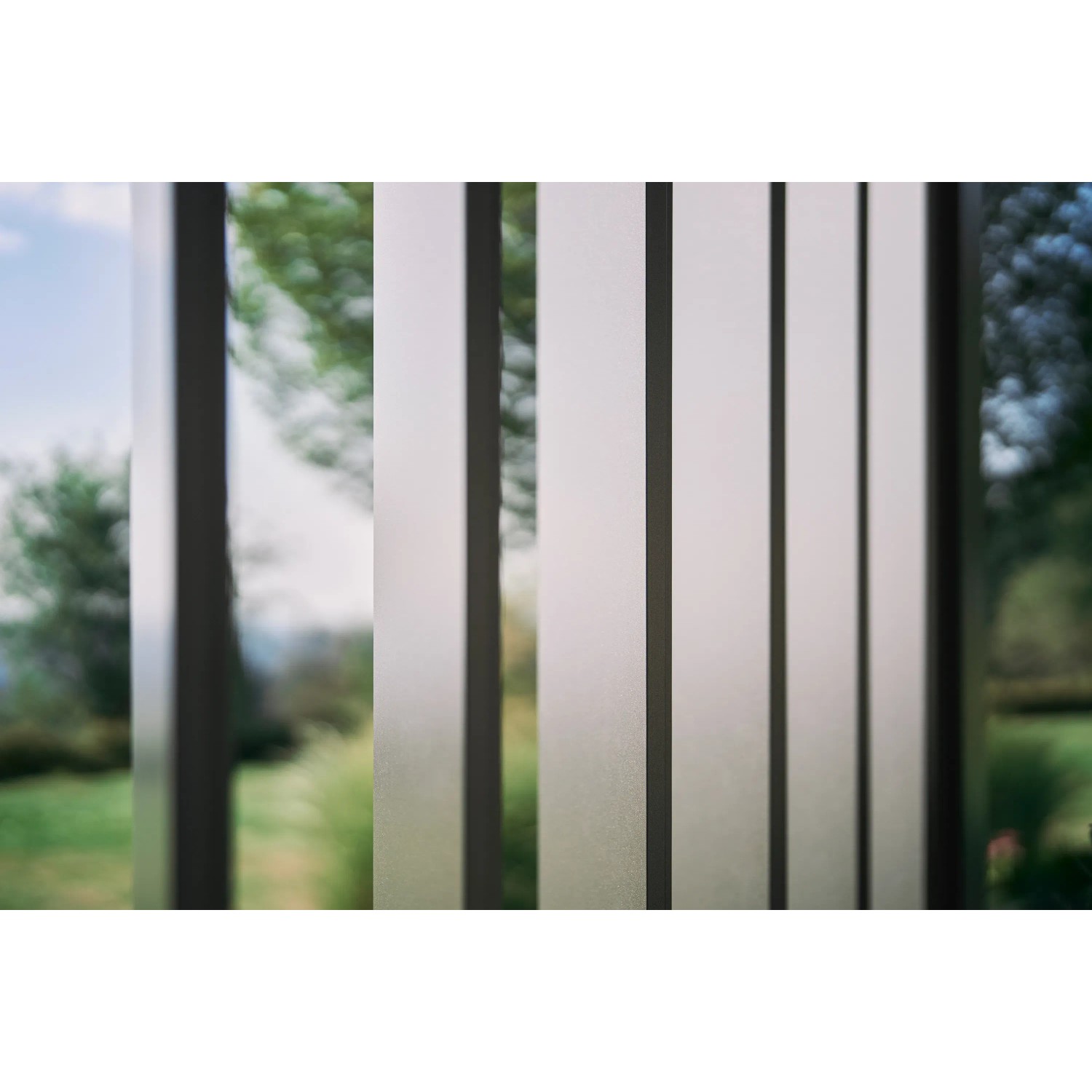 Biohort Lamellenseitenwand in Quarzgrau-Metallic für Pergola, Wind- und Wetterschutz.
