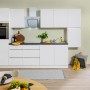 Moderne, grifflos matte, weiße Respekta Küchenzeile GLRP320HWWM (320 cm) mit E-Geräten.