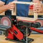 Einhell TC-US 380 Stand-Band-Tellerschleifer beim Schleifen eines Holzrahmens.