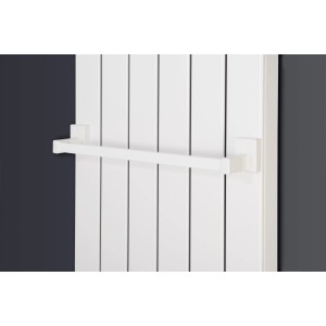 Weißer Ximax Handtuchhalter (400 mm) mit magnetischer Mittenanschluss-Befestigung am Heizkörper.