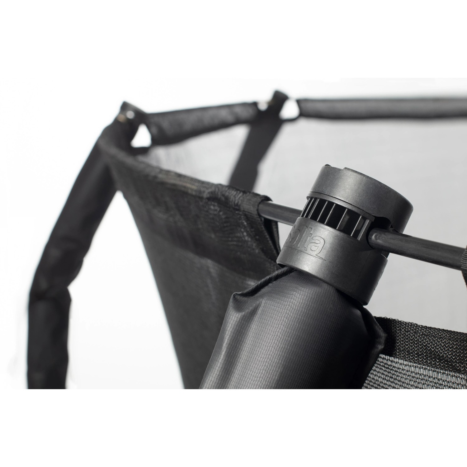 Detailaufnahme Sicherheitsnetz-Befestigung des Salta Trampolin First Class.
