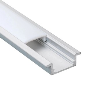 Flaches Orion Lightstyle Aluminium Einbauprofil für LED Streifen, silberfarben, mit opalem Diffusor.